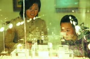 市民在观看舍利子展览。