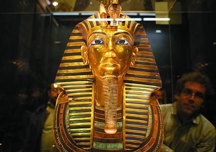 1月24日，游客在开罗埃及博物馆参观图坦卡蒙黄金面具。新华社/路透