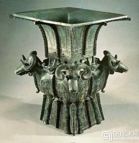 商 四羊青铜方尊，上口最大径44.4厘米，高58.6厘米，重34.6千克。现藏中国国家博物馆。