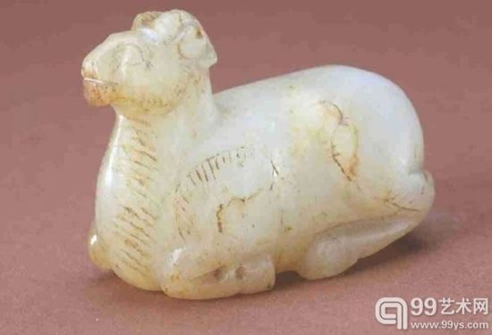 　汉 玉卧羊，高3.1cm，长5cm，宽2.2cm。现藏故宫博物院。