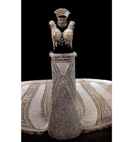 99万件珠宝加2万个小时的婚纱