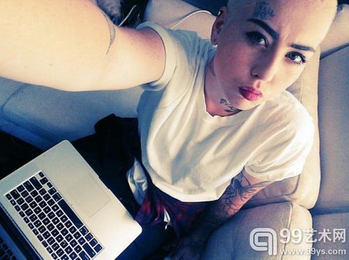  女子提供身体供陌生人刺名 欲通过人体艺术募款