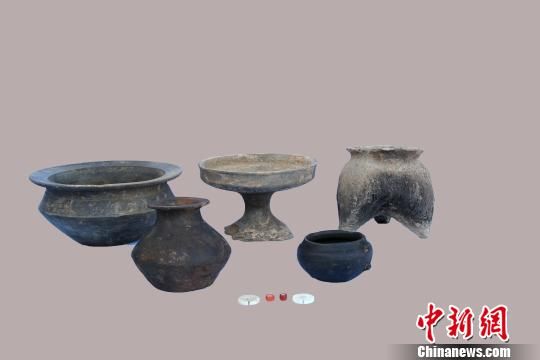 出土周代车马的车马坑　陕西考古研究院　摄