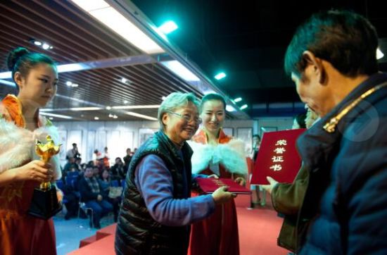 本次活动评委唐克美老师颁奖