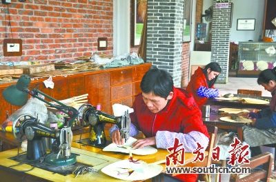 在新会葵博园内，惠林葵艺工作室的技术人员在进行绣扇工序。甘雁娜 摄