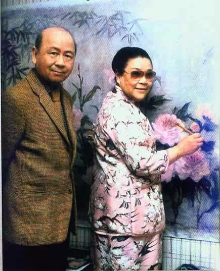 费成武先生和夫人张倩英在英国伦敦创作壁画　　 