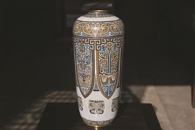 景泰蓝“银星瓶饕餮图”