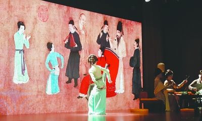 图为在《韩熙载夜宴图》App发布会现场，汉唐乐府团的演员们现场再现画中场景。光明日报记者 李韵摄