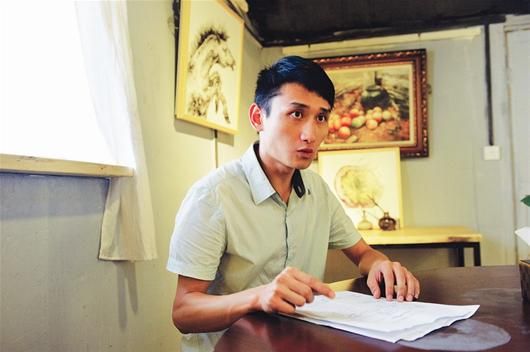 图为：湖北青年画家汪燎拿着和哈嘿网签的合同愤怒不已