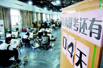 距美术统考还有4天,淄博十七中的美术考生在积极备考。本报记者　王鸿哲　摄