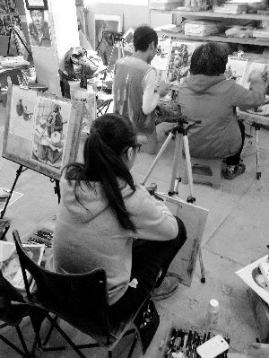 小洲村画室，艺考生正在紧张地备考。