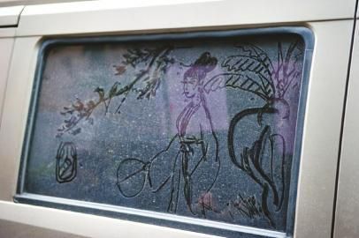 在成都街头的车窗上，肖大爷还画了很多这样的仕女图。