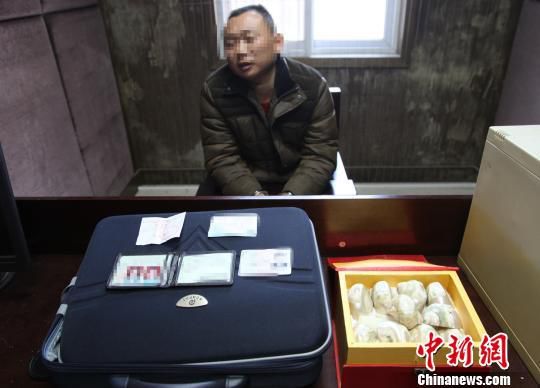 疾驰的列车上，一套价值4百多万元人民币的明末清初深海珍珠海螺酒具被盗。福州铁路公安处迅速调集警力，专案组辗转苏沪浙多地侦查，经过五个昼夜的全力奋战锁定犯罪嫌疑人并将其抓获，追回被盗珍宝。龙敏　摄