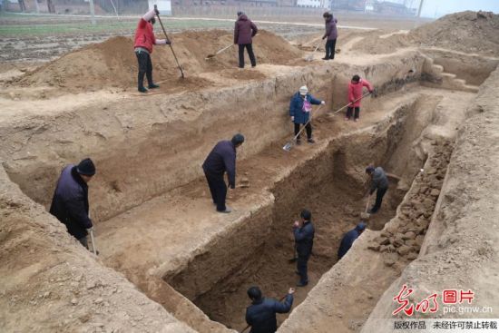 2014年1月5日，在河南省温县，考古队员对汉墓进行抢救性发掘。