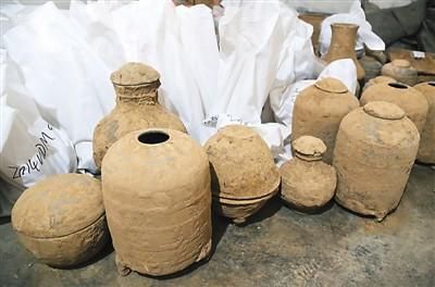 河南发现大型汉代墓葬群 出土文物300余件 