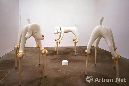 (图注：踩高跷的狗)