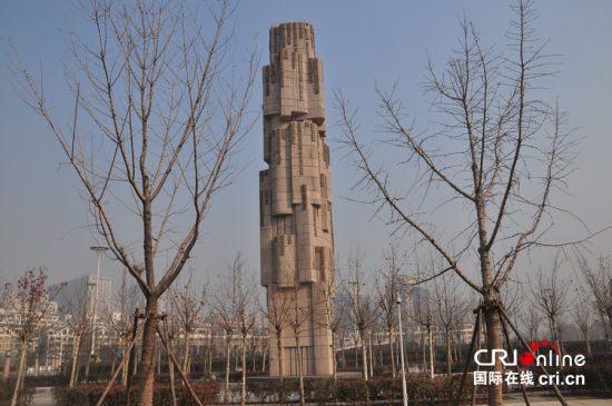 2015年1月4日，河南郑州七里河公园，一根印有古今文人词句的巨大“桅杆”。李四信/CFP 