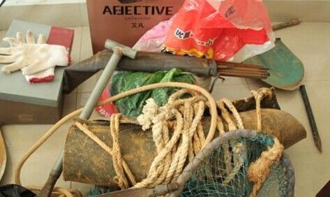 图为警方搜到的作案工具和盗洞里的陶罐