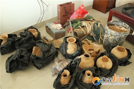 图为警方搜到的作案工具和盗洞里的陶罐