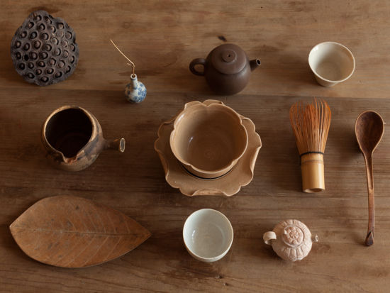 图郑在东家里有数不清的茶道具，最贵重的他会仔细收起来，一般的就都混在一起，喝茶时随时拿来用