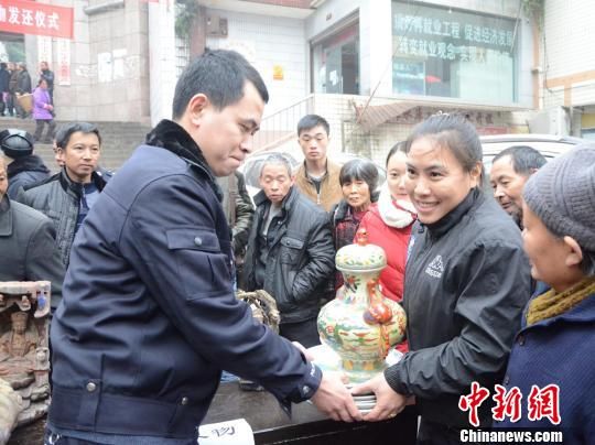 图为民警将被盗文物返还给群众。　刘洋　摄
