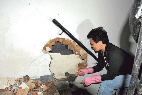 警方初步调查，疑匪徒凿穿连接店铺的唐楼后梯墙身，沿破洞潜入店内搜掠，事后有工人以砖及水泥填封破洞。