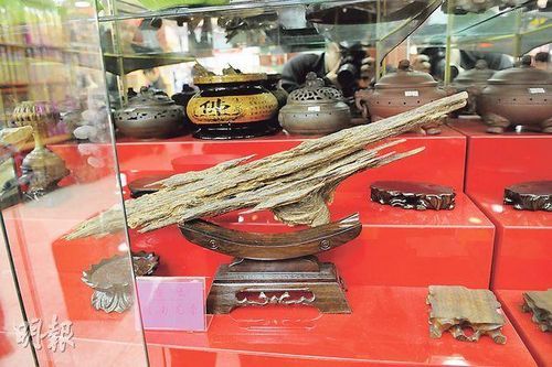 估计爆窃匪是“识货之人”，专挑以十万元计的沉香落手，一些价值万元的沉香却原封不动。