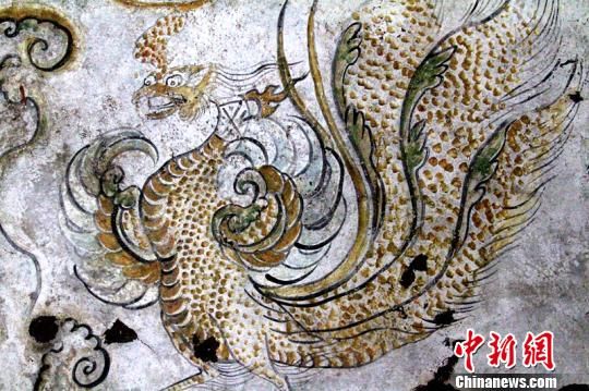 图为现场揭取壁画　记者 田进　摄