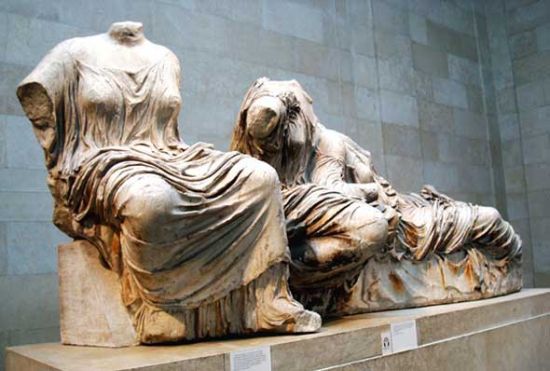 《命运三女神大理石雕》，古希腊帕特农神庙，现藏大英博物馆（伦敦）