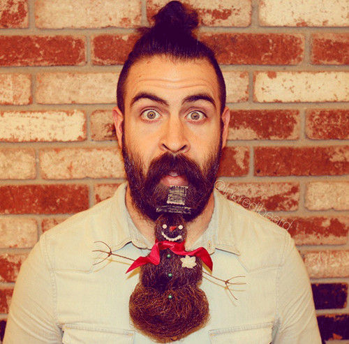 美国旧金山30岁艺术家以赛亚·韦伯用自己16年未剃的胡须塑造成雪人造型。（网页截图）