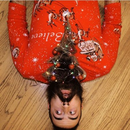 美国旧金山30岁艺术家以赛亚·韦伯(For Christmas)却以自己胡须为材料，塑造出圣诞树、雪人等艺术作品。