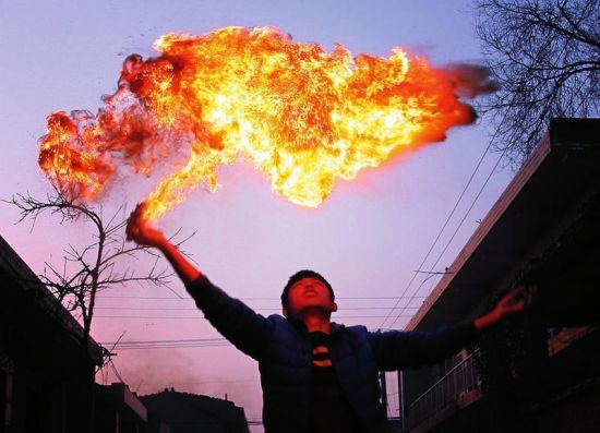 杨波演示旧时的舞台烟火。