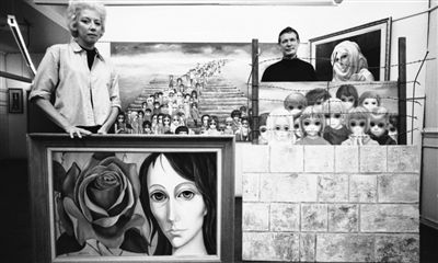 1965年，玛格丽特与沃尔特合影，他们身后墙上挂的就是画有100个孩子的《明日永恒》。Bill Ray 摄