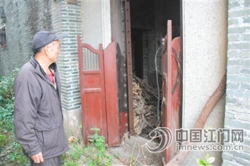 武溪村华侨旧屋损坏的大门。
