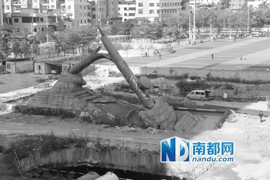 12月22日，发生倾降的虎门烟枪雕塑仍未修复。