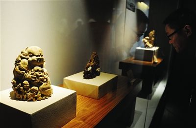 省博新馆展出竹木雕艺术精品，引市民驻足观看。