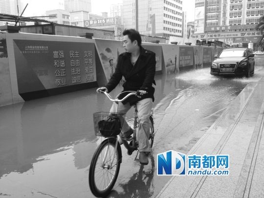 昨日上午，附近居民掀开下水道井盖，以加速排走污水。