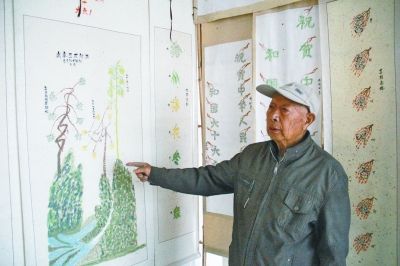 开封字画同源研究方志展览馆馆长王晏春在讲解他的藏品