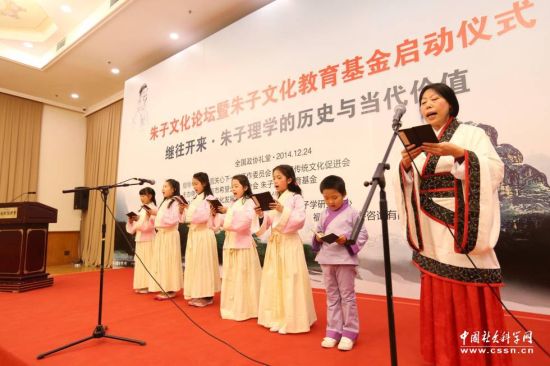 北京东漓吟社的小朋友跟随老师诵读《朱子家训》。