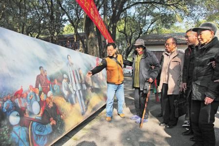 长征过草地时我就在队伍的最前面！”昨日上午，站在巨幅油画《红军过草地》前，101岁老红军战士陈云忠(左二)激动地说。陈飞 摄