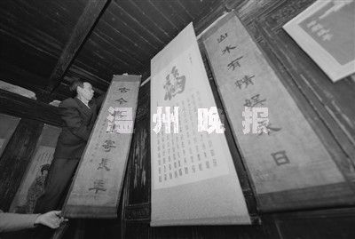 吴家后人在老宅厅堂中展示祖传的“刘罗锅真迹”。