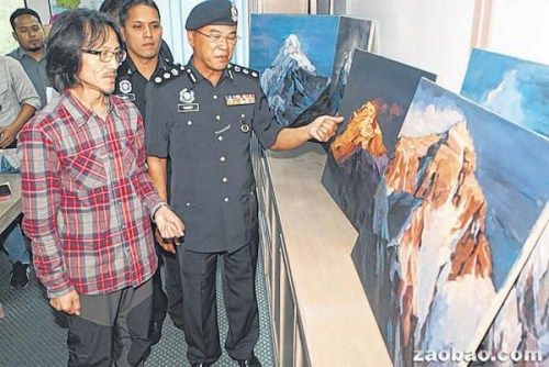 陈大卫来自中国辽宁省沈阳市，是中国首名从事登山主题创作的画家，长期在西藏创作，创下的最高纪录是在珠穆朗玛峰海拔7028米处写生作画。(图片</p>

<p>　　据悉，警方已逮捕八名嫌犯助查此案，包括一名疑是主使人的“拿督”级画廊业者，并已经起回所有画作。警方指出，被捕的画家和画廊业者是主雇关系，警方是在后者的住家找到失窃画作。</p>

<p>　　据报道，陈大卫(54岁，原名陈士杰)是于11月20日早上乘搭马航班机抵达吉隆坡国际机场，准备参加一个国际艺术节，不料装箱寄舱的画作不翼而飞。</p>

<p>　　陈大卫于11月24日报警，警方在查看案发当时机场的监控录像后掌握重要线索，于本月7日在隆市逮捕一名涉嫌盗画的44岁马来西亚画家。</p>

<p>　　两天后，警方再逮捕七名年龄介于19岁至69岁的男女嫌犯，包括两名艺术学科的讲师、一名拿督级的画廊业者和其妻子，以及三名画廊员工。</p>

<p>　　警方称，事发当天，涉嫌盗画的马来西亚画家与陈大卫搭乘同一班机，因此警方不排除这是有预谋的窃案。</p>

<p>　　警方称：“警方发现报失的画作时，这些画仍原封不动的装在纸箱内。被扣查的拿督声称对此事毫不知情；无论如何，警方已完成调查工作，涉嫌盗画者已被控，另七人则转为污点证人。”</p>

<p>　　据悉，由于这些画价值不菲，法官谕令警方不要代为收藏，所以警方特别召开记者会，邀请陈大卫出席领回画作。</p>

<p>　　另据马来西亚《星洲日报》报道，涉案的画廊业者坦承陈大卫遗失的画作是在他的住家寻获，但强调当时是在机场误领有关画作，绝非有心盗窃。</p>

<p>　　他说，上月中他带一批画家到北京参展，然后一起回马参加另一个画展；由于画作和行李很多，其中一名成员在机场领错行李。他说：“我是团长，行李都寄放在我家。警方是根据闭路电视看到取错行李的画家和我们一起离开，才到家里来调查。”</p>

<p>　　他强调，直到警方上门前，这些画作都原封不动，因为他正在忙着另一个画展，根本没有留意到拿错别人的画。</p>

<p>　　不过，陈大卫认为，他寄舱的纸箱体积较大，容易识别，而且还有他的名字和资料，不可能拿错。</p>

<p>　　陈大卫来自中国辽宁省沈阳市，是中国首名从事登山主题创作的画家，长期在西藏创作，创下的最高纪录是在珠穆朗玛峰海拔7028米处写生作画。他是应登山友人之邀，带着市价近150万令吉(约合人民币42.6万元)的画作首次到马来西亚参加艺术节，不料发生失窃事件，现虽寻回失画，但已错过艺术节展览。</p>
<!-- publish_helper_end -->
                 

					<div class=