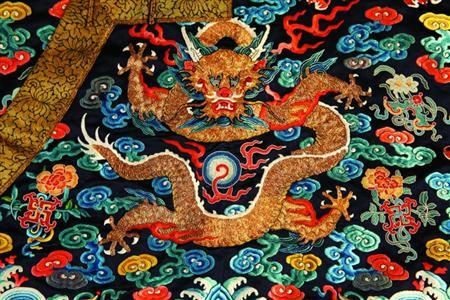 经修复的龙纹纺织品文物。　(资料)
