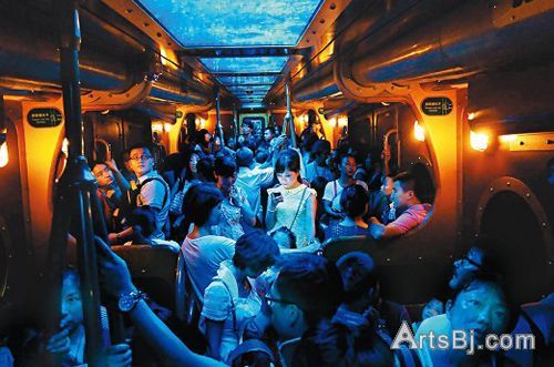 本地摄影师Brian Yen凭摄影作品《黑暗中的光点》，赢得2014年《国家地理》杂志照片比赛年度大奖及最佳人物照片。（国家地理中文网图片）