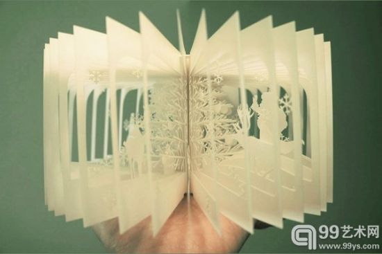 本艺术家Yusuke Oono曾为庆祝圣诞节，将一整本书，用激光切割成一个三位模式的场景