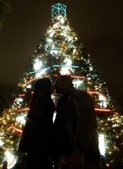 英国伦敦考文特花园的广场前有一棵很奇特的大型圣诞树(Kissmas Tree)