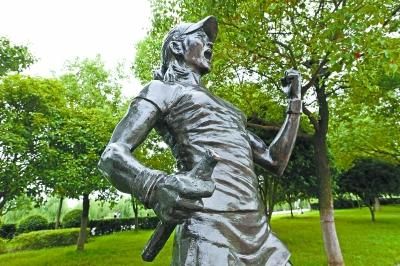 被损坏的李娜雕像。图片</p>

<p>　　<strong>李娜铜像球拍多次被掰断</strong></p>

<p>　　2011年7月，在武汉市委、市政府召开的表彰大会上，夺得法网冠军的李娜被授予“武汉功勋市民”荣誉称号，同时为她设计的铜像也一同揭幕。李娜的雕塑铜像几乎与真人一样大小，选取的是李娜的经典造型：右手持网球拍，左手握紧拳头，双眼圆睁，面向前方大声呐喊。这座铜像被安放在武汉汉口江滩的星光大道上。</p>

<p>　　然而，李娜的高人气给雕像带来了多舛的命运，到江滩的游客总喜欢围着她合影，其中有些游客喜欢握着李娜的球拍照相，这导致她的球拍屡屡受伤。在铜雕底座上，一块写有“尊重明星 爱护雕塑”的告示牌清晰可见，但似乎没有人按照要求去做。</p>

<p>　　贝利铜像被偷走双臂</p>

<p>　　为了表彰“球王”贝利对巴西足球作出的巨大贡献，贝利铜像1971年3月在巴西巴伊亚洲首府萨尔瓦多市体育场边上落成。但在2007年6月，巴西巴伊亚州体育局宣布，这尊贝利铜像被人盗走双臂以及一座仿制的雷米特杯。考虑到贝利深受巴西人民的爱戴和尊敬，铜像周围没有任何保护设施。但谁能想到，贝利铜像落成30多年后，竟然有人残忍地锯掉了它的双臂。</p>

<p>　　犯罪嫌疑人后来被抓到，是一个身无分文的流浪汉。当贝利知道流浪汉是为了填补肚子才将“胳膊”锯掉时，贝利为他求情。法官做出轻判，刑期从最初的4年降为1年半，并承担修复被毁坏的铜像的所有费用。身无分文的法比亚诺是拿不出钱来修复铜像的。在法院作出判罚后贝利对流浪汉说：“请不要担心，修复铜像的所有费用由我来承担，希望你早日恢复自由，到时，我带你去看看新的铜像。”贝利的大度宽容征服了一大群球迷。</p>

<p>　　<strong>马特拉齐合影雕像自取其辱</strong></p>

<p>　　2012年9月，一座颇有争议的雕像亮相巴黎街头，5米高的铜像帮助法国球迷回忆，2006年世界杯决赛齐达内头顶马特拉齐的那一历史瞬间。这一雕塑的出现，引起了广泛争议。而出人意料的是，作为主角之一的马特拉齐也去现场凑了个热闹。他不仅在微博上晒出了与该雕塑的合影，还调侃性地写道“猜猜我在哪？”</p>

<p>　　马特拉齐是国际米兰有名的坏小子，多少前锋都吃过他的明枪暗箭。早在2004年，他就因为不理智让当时在锡耶纳的奇里洛毁了容，意大利足协给予了他禁赛2个月的处理。2009年在国米赢得关键的米兰德比后，马特拉齐甚至头带面具嘲笑AC米兰老板贝卢斯科尼。他的行为如此拙劣，也难怪不招人喜欢。至于激怒齐达内被撞翻在地，这本不是什么光彩的事，而他反倒像没事一样跟这座雕塑合影。</p>

<p>　　<strong>乔丹雕像象征公牛王朝</strong></p>

<p>　　1993年10月6日，乔丹第一次宣布退役。次年11月2日，乔丹的雕像在芝加哥联合中心外揭幕。但在雕像揭幕后四个月，乔丹宣布复出，因此这是一座提前为传奇奠基的雕塑。如今，这座雕像更像是公牛王朝的一个象征，时时向芝加哥球迷提醒着昔日的荣耀。整个职业生涯中，乔丹共率领公牛六次夺冠，创造了公牛王朝时代，他也被公认为是NBA历史上最出色的球员。在他以后的球员心目当中，乔丹永远是一个神，一座丰碑。</p>

<img alt=