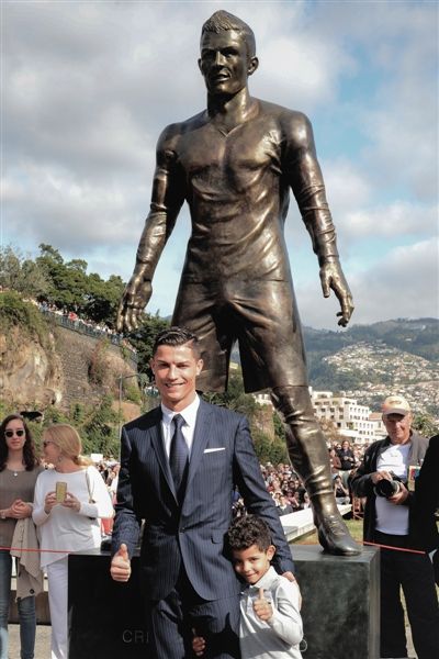 近日，C罗的家乡马德拉为他竖起了一座雕像。作为知名球星，C罗是马德拉的骄傲。