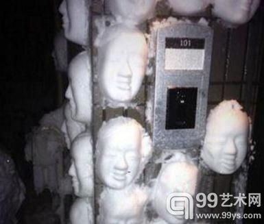 日本网友晒自家门口墙上恐怖人脸雪雕塑