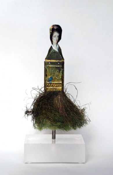 美雕刻艺术家将废弃画刷变优雅女性